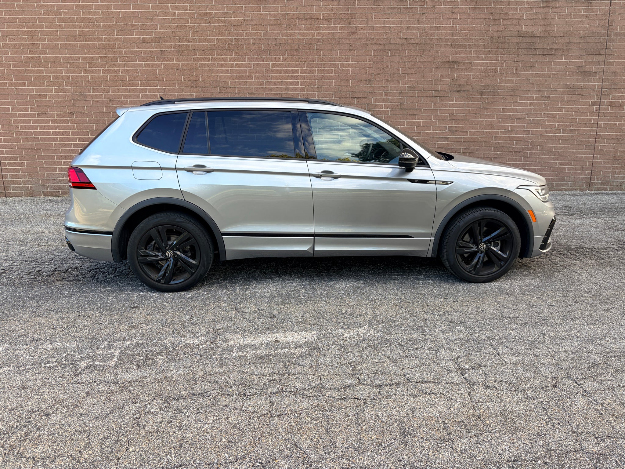2023 Volkswagen Tiguan SE R-Line Black