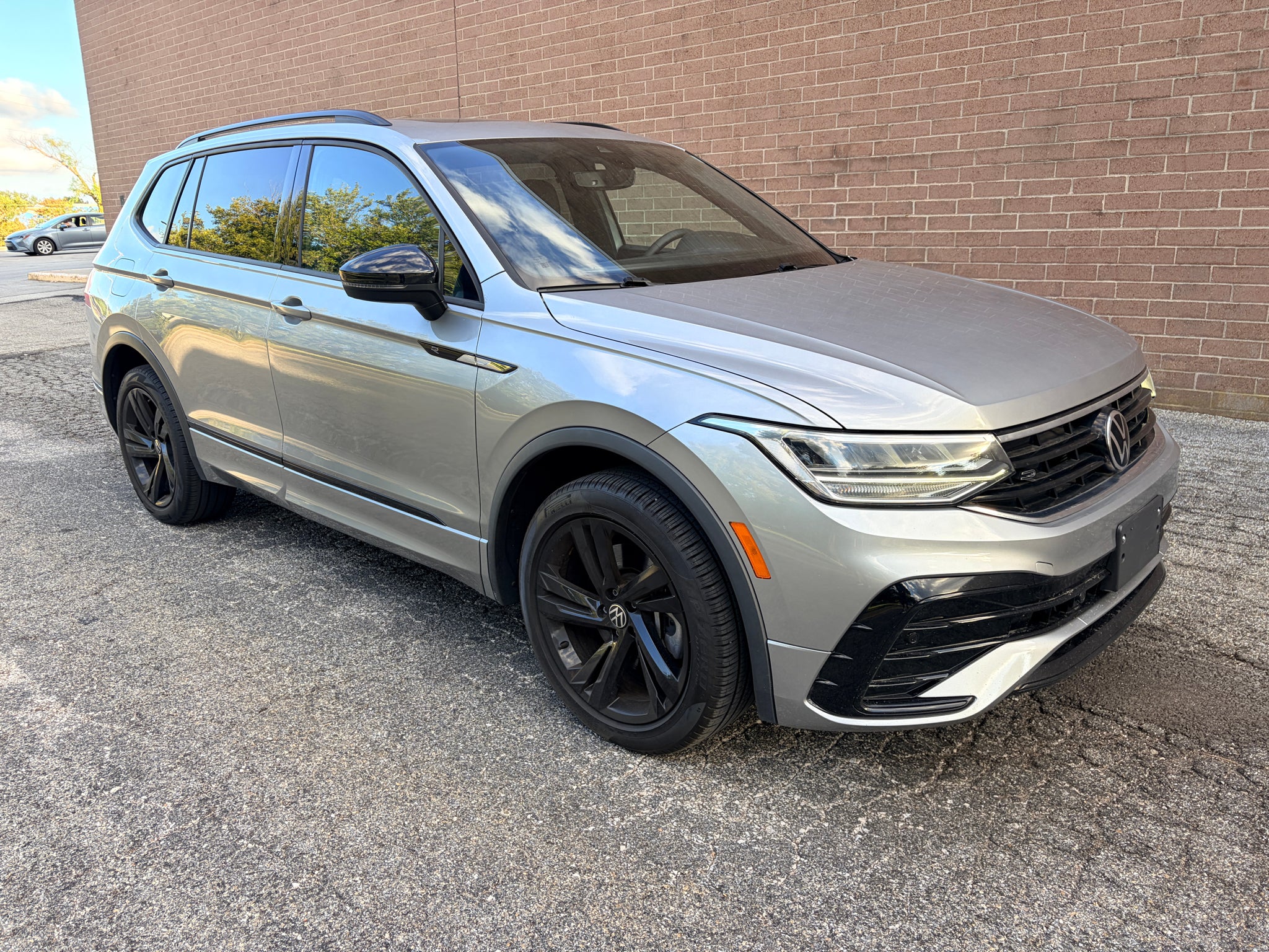 2023 Volkswagen Tiguan SE R-Line Black
