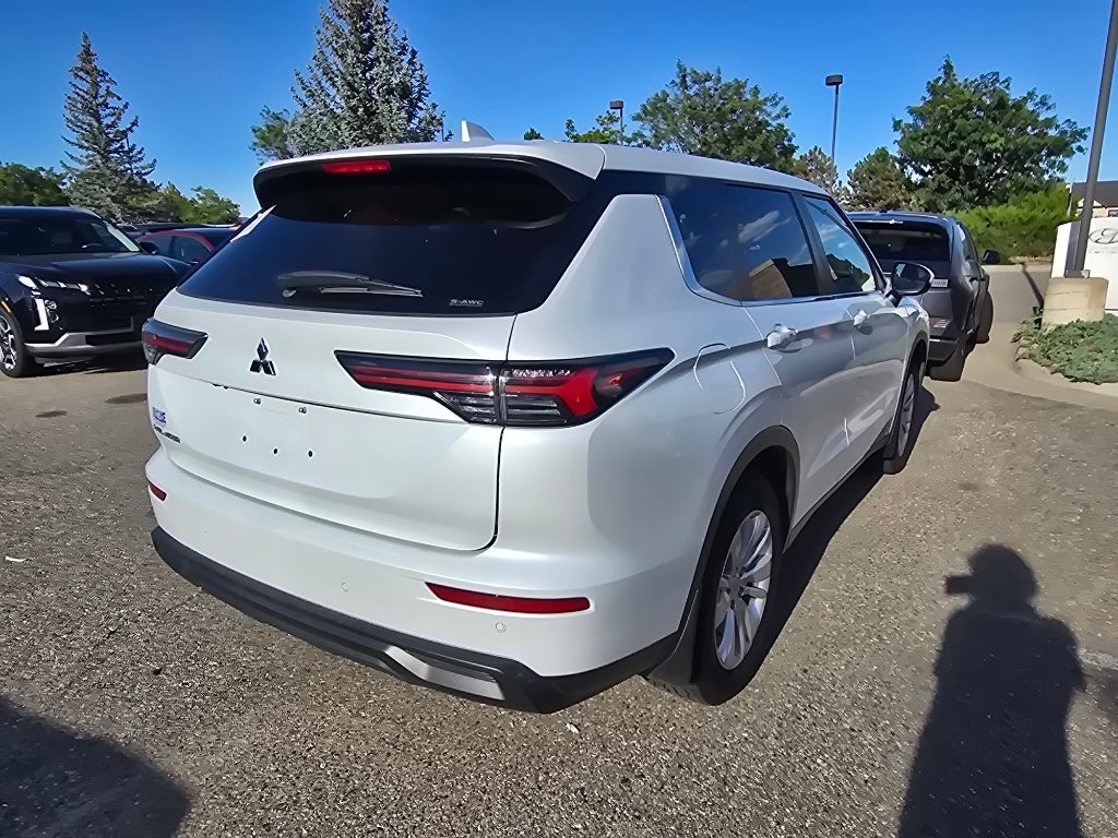 2025 Mitsubishi Outlander ES