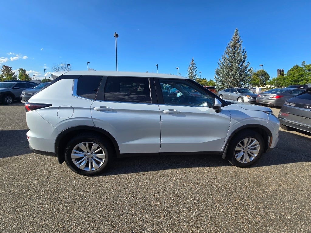 2025 Mitsubishi Outlander ES