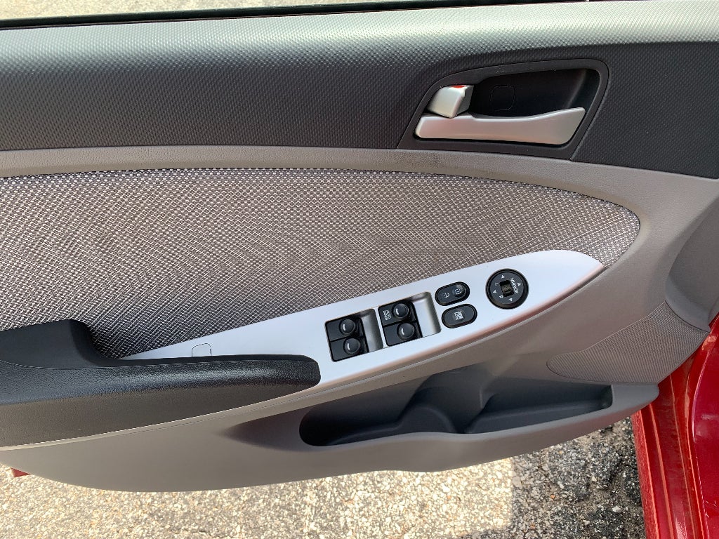2013 Hyundai Accent 5-Door GS