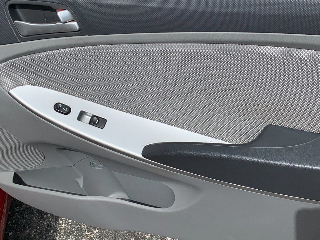 2013 Hyundai Accent 5-Door GS