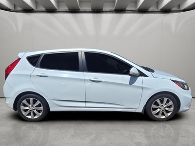 2012 Hyundai Accent 5-Door SE