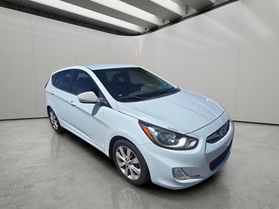 2012 Hyundai Accent 5-Door SE