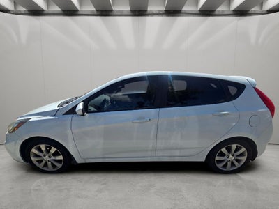 2012 Hyundai Accent 5-Door SE