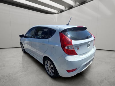 2012 Hyundai Accent 5-Door SE