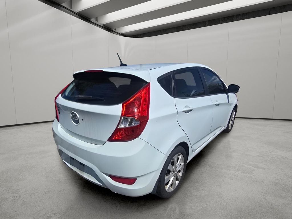 2012 Hyundai Accent 5-Door SE
