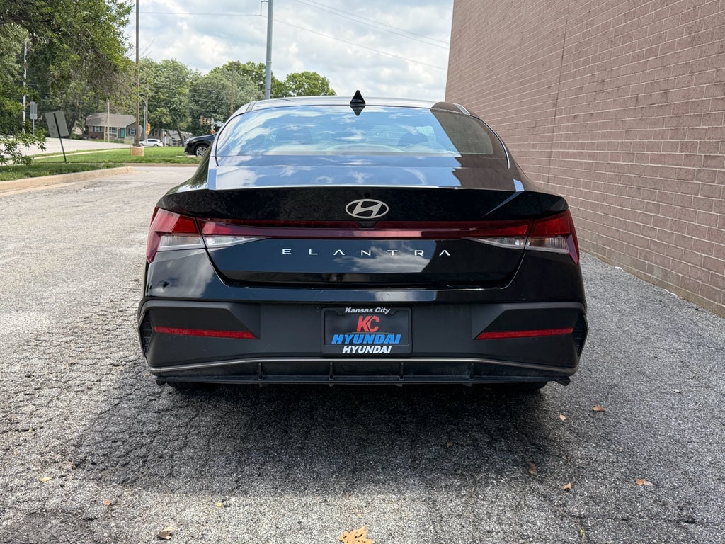 2025 Hyundai Elantra SE