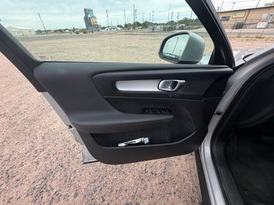 2023 Volvo XC40 Core