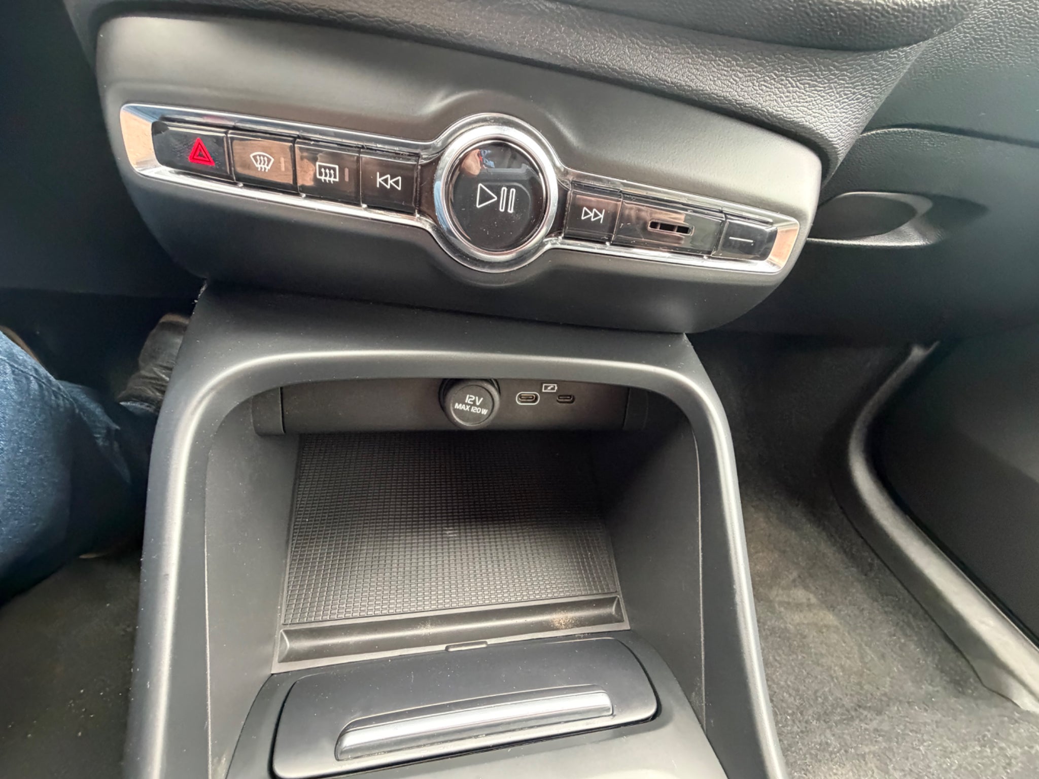 2023 Volvo XC40 Core