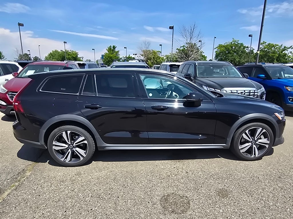 2025 Volvo V60 Cross Country Plus